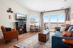 Stateroom 322|Beachfront Condo |Downtown + Tart Trail