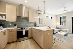 Hamilton Place | Lakestone 2BR | Near Downtown Beaches - Image 4
