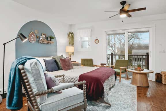 *NEW* Ivy House 3BR Townhome Downtown Beaches Wineries - Image 1