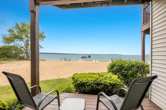 Beachside Haven 102 |Beachfront Condo |Near Downtown + Tart Trail - Image 1