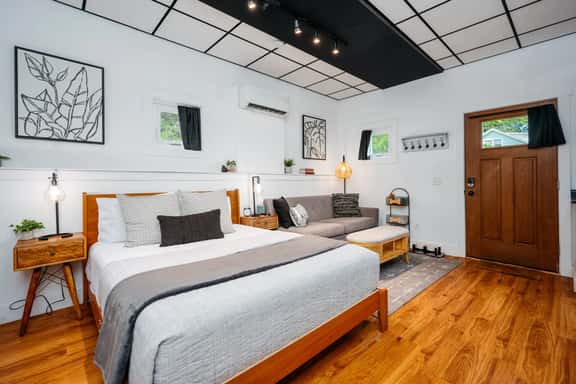L Studio | Close to Downtown | Beaches | Wineries - Image 1