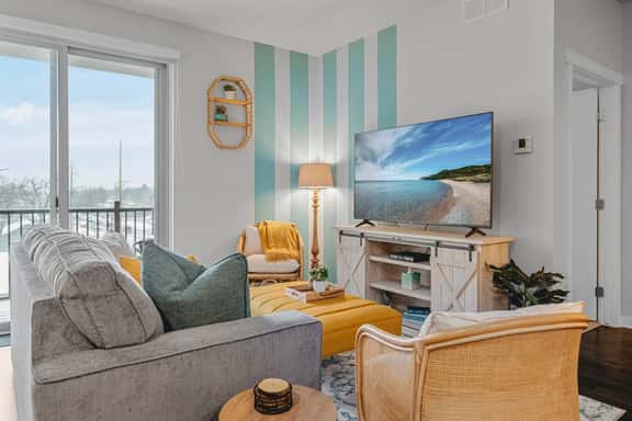 Shoreline 2BR Condo Near Downtown The Bay and Wineries - Image 1