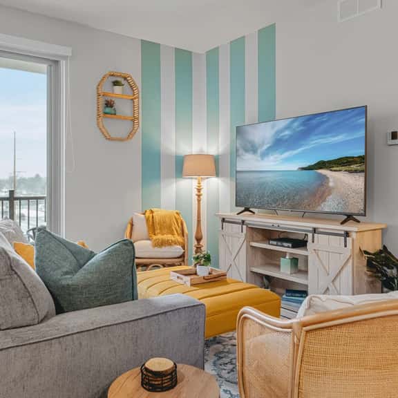 Shoreline 2BR Condo Near Downtown The Bay and Wineries - Image 1