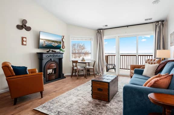 Stateroom 322|Beachfront Condo |Downtown + Tart Trail