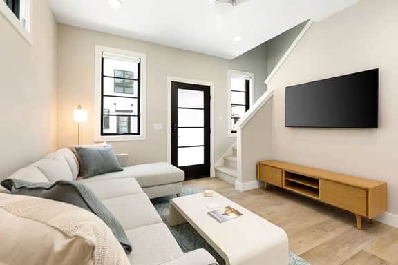 Hamilton Place | Lakestone 2BR | Near Downtown Beaches - Image 3