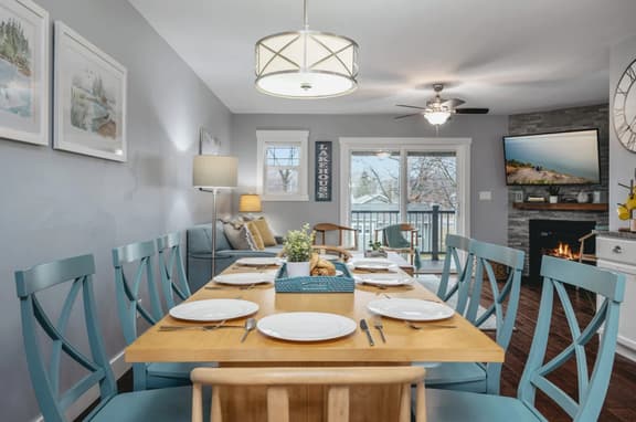 *NEW* The Marina 3BD Townhome Downtown Beaches Wineries