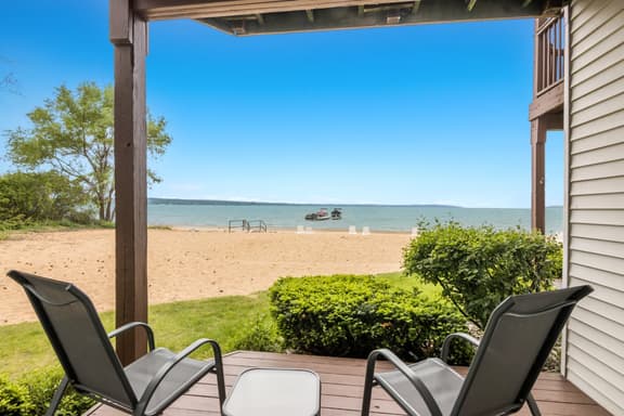 Beachside Haven 102 |Beachfront Condo |Near Downtown + Tart Trail